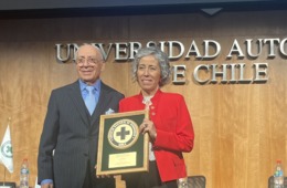 Superintendenta de Seguridad Social, Pamela Gana, recibe el premio anual "Rosalino Fuentes Silva 2023" de manos de don Guillermo Gacitúa