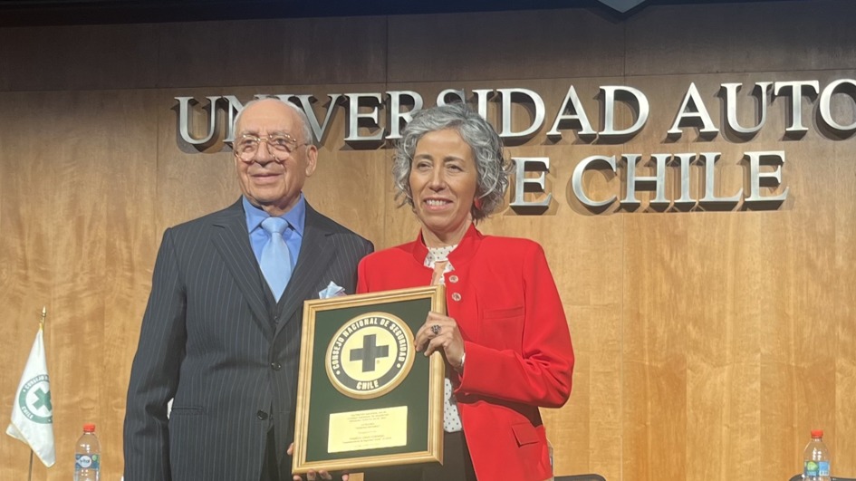 Superintendenta de Seguridad Social, Pamela Gana, recibe el premio anual "Rosalino Fuentes Silva 2023" de manos de don Guillermo Gacitúa