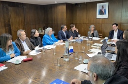 Imagen de la reunión de la Superintendenta de Seguridad Social con el Jurado del premio Suseso de excelencia en seguridad y salud laboral