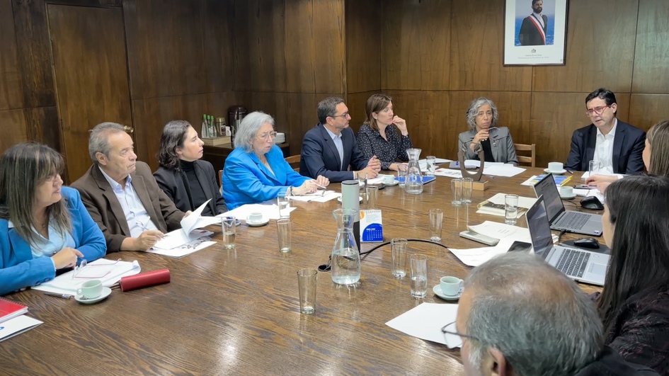 Imagen de la reunión de la Superintendenta de Seguridad Social con el Jurado del premio Suseso de excelencia en seguridad y salud laboral