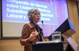 Imagen de la Superitendenta de Seguridad Social en la ceremonia de presentación pública del Compendio sobre licencias médicas, subsidios por incapacidad laboral y Seguro SANNA