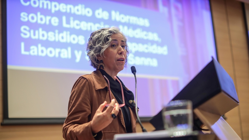 Imagen de la Superitendenta de Seguridad Social en la ceremonia de presentación pública del Compendio sobre licencias médicas, subsidios por incapacidad laboral y Seguro SANNA